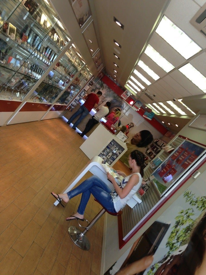 Строгино мтс. Офис мтс в строгино. Связной маршала катукова 17. Ул маршала катукова д 17 к. Офис мтс в строгино.