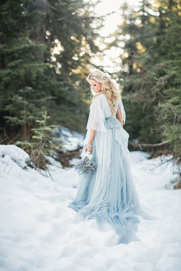 Девушка в платье в зимнем лесу