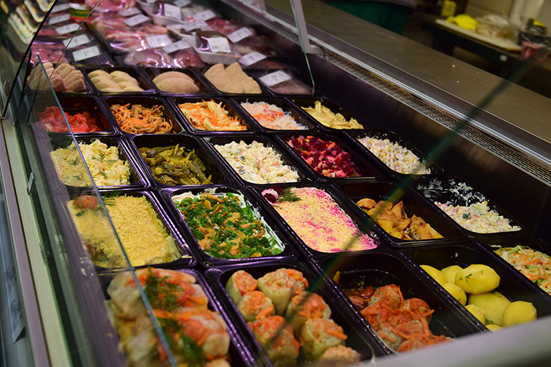 ассортимент кулинарии. магазин готовой кулинарии. витрина с едой. глобус гурмэ новорижское шоссе. ассортимент кулинарии.