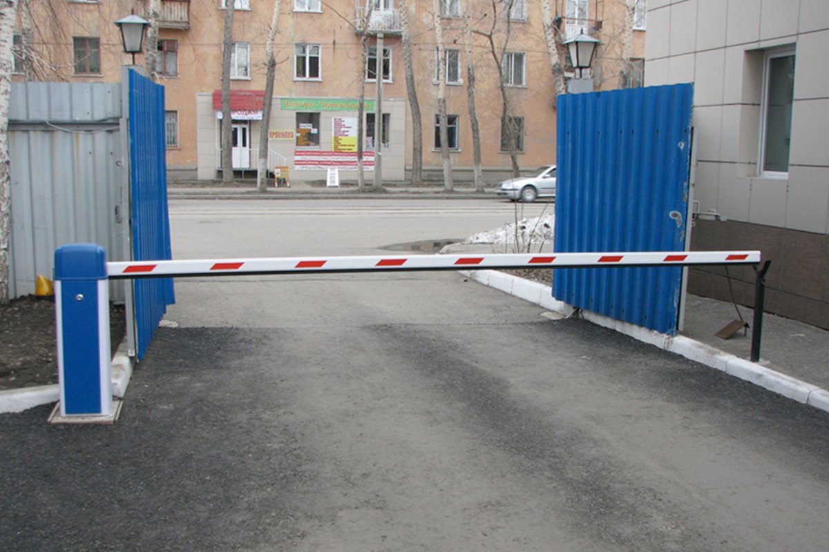 Шлагбаум doorhan. Крепление шлагбаума Дорхан. Ворота шлагбаум. Шлагбаум во дворе. Шлагбаум на складе.