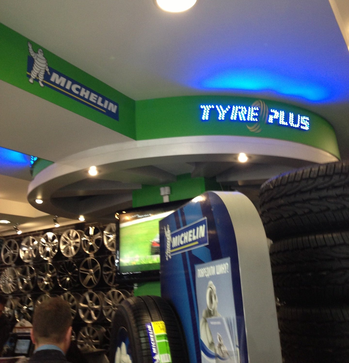 Tyre plus новочеркасск. Шинный центр TYREPLUS. TYREPLUS Michelin. Магазин шины плюс. Tyre Plus логотип.