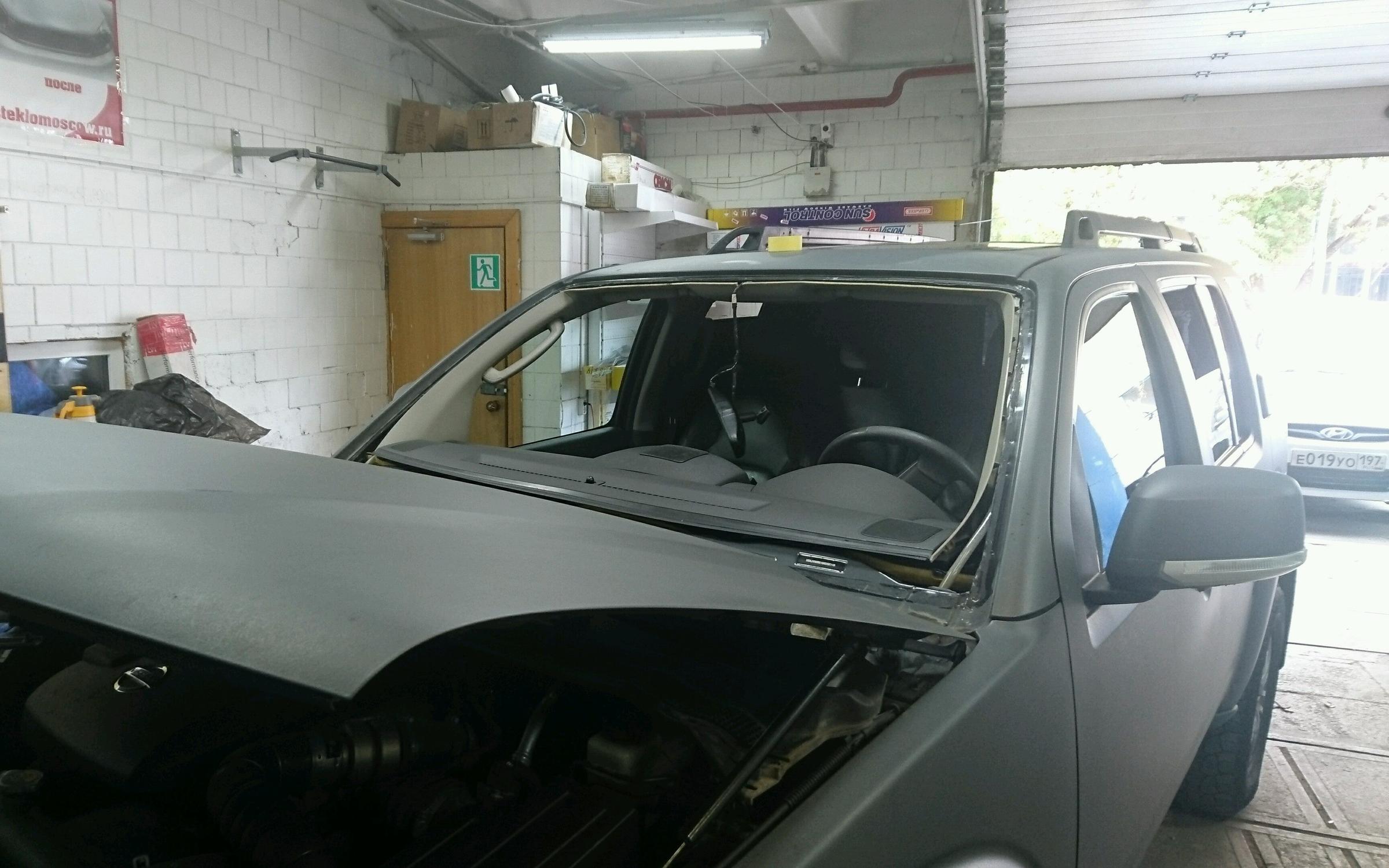 Вклейка автостекол. Демонтаж лобового стекла. Крепление лобового стекла автомобиля. 28с1. Вклейка стекол автомобиля.