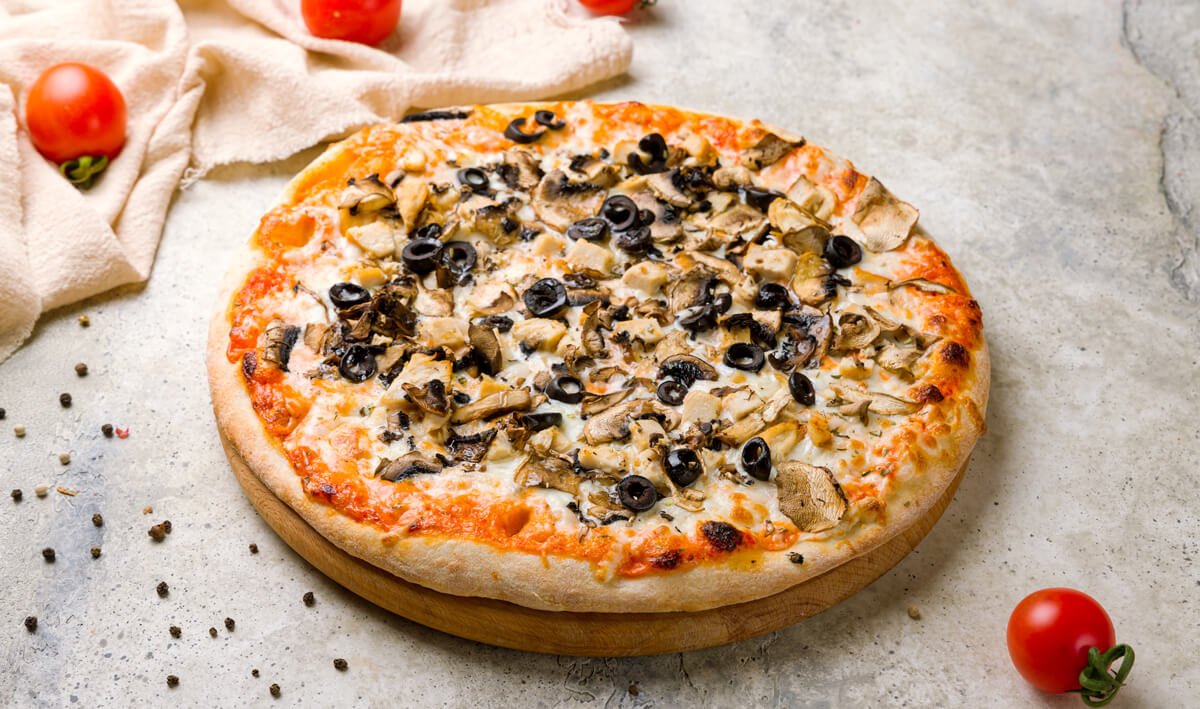 Пицца с грибами и оливками