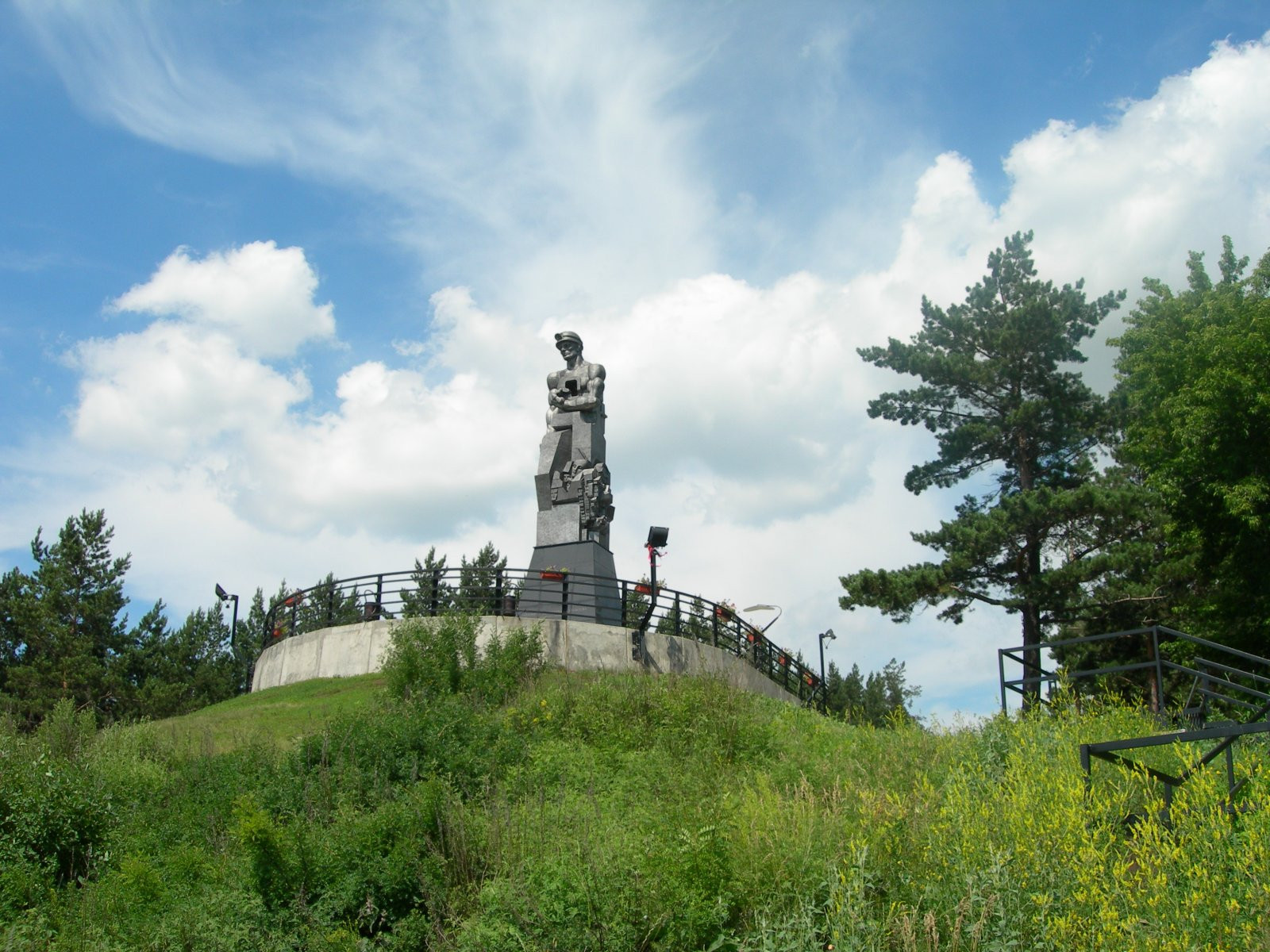 Кузбасс фото. Монумент память шахтерам Кузбасса. Памятник шахтерам Кузбасса. Кемерово Кузбасс. Кузбасс на Холме Кемерово.