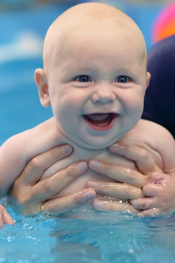 грудничковое плавание мытищи. буль буль севастополь бассейн. бассейн тольятти буль буль. грудничковое плаванье с дельфинами. плавание для грудничков.