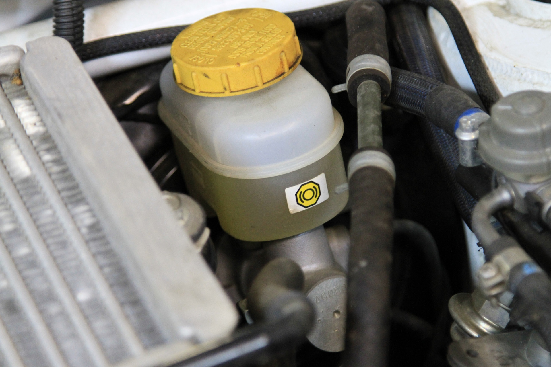 Как выбрать тормозную жидкость. Как выбрать тормозную жидкость. Тормозной бачок. Как выбрать тормозную жидкость. Ниссан х-трейл т30 бачок тормозной жидкости.