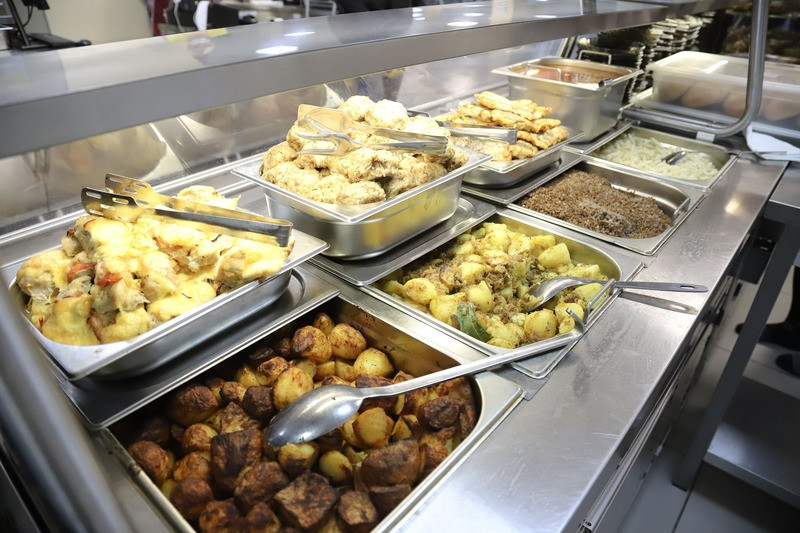 Выкладка овощей и фруктов в магазине. Food to go хороший выбор. Выкладка в продуктовом магазине. Tesco meal deal. Витрина to go.