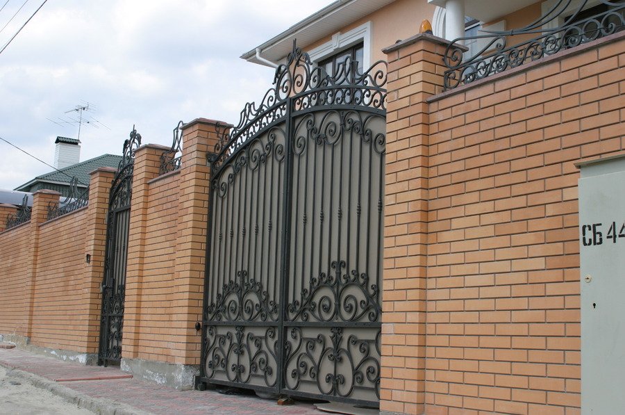 Ворота из кирпича фото Торгово-производственная компания Бересста - отзывы, фото, цены, телефон и адрес