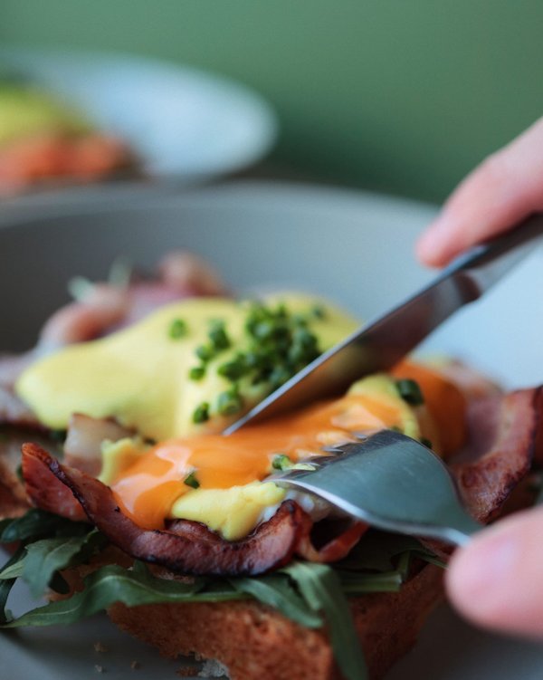 бриошь с яйцом пашот и беконом. бистро филимонов самара. бриошь с беконом. бистро евпатория бизнес ланч. моменты нео бистро хабаровск.