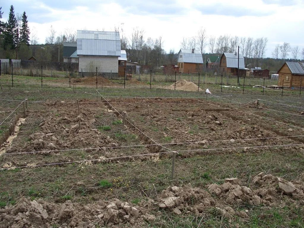 Земля дом строй. Участок с фундаментом. Планировка участка под фундамент. Разметка под дом на участке. Разметка земельного участка.