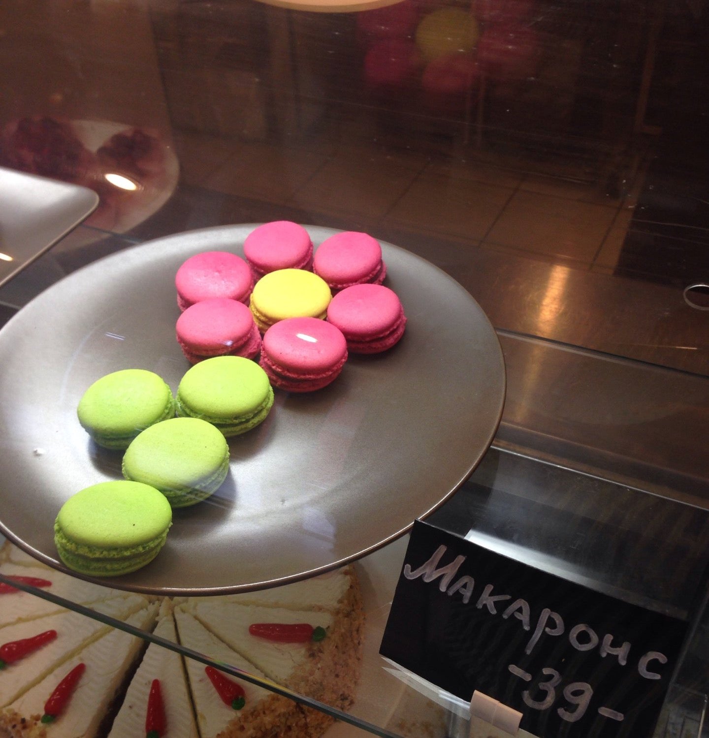 кондитерский парнас. кондитерский парнас. пирожные на витрине. макароника. кондитерский парнас.