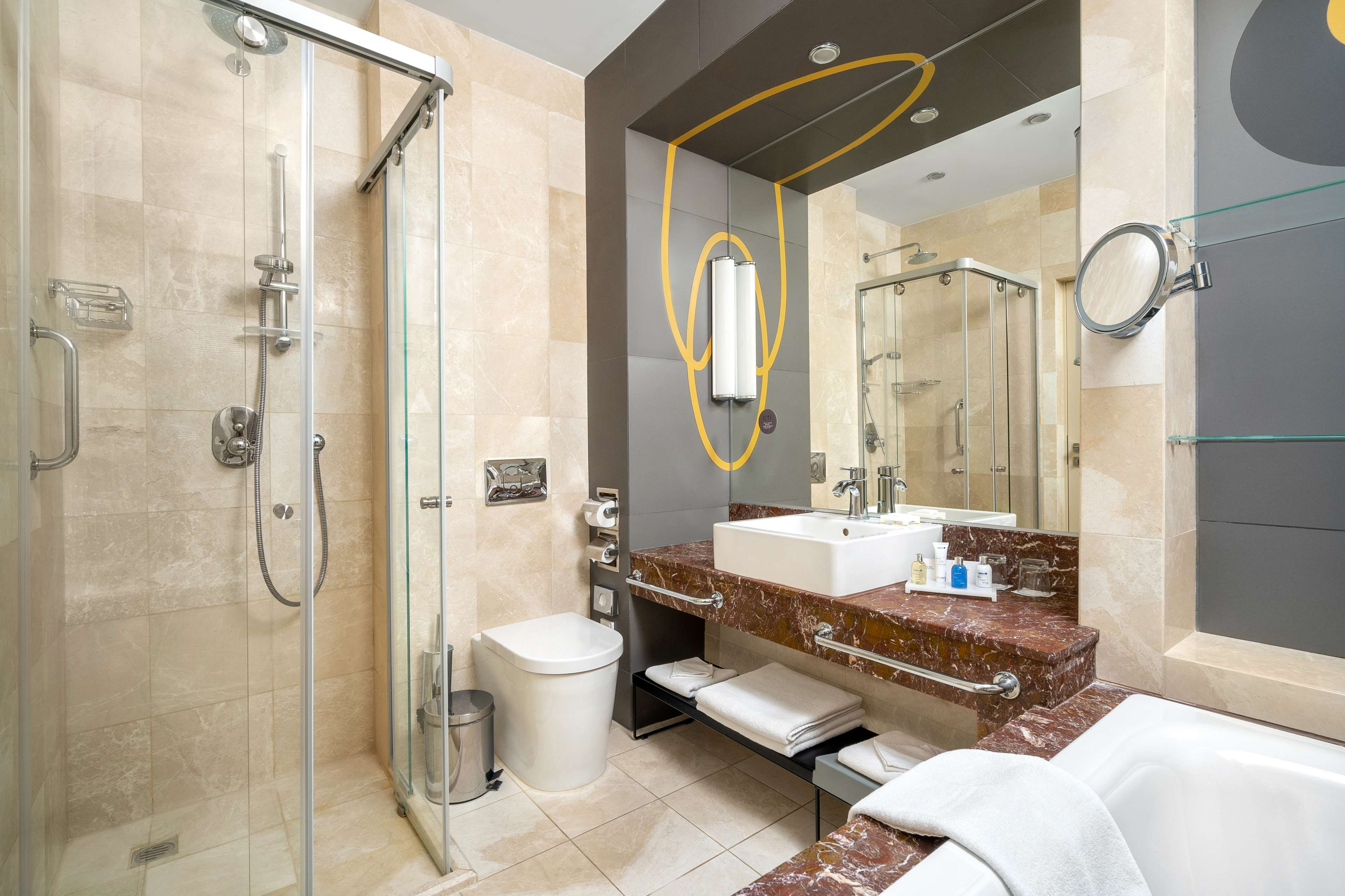 Ванна ростов. Radisson Blu Hotel, Rostov-on-don Береговая ул., 25г/4, Ростов-на-Дону. Рэдиссон санузел. Рэдиссон Ростов номера. Аутригер отель номера ванна.