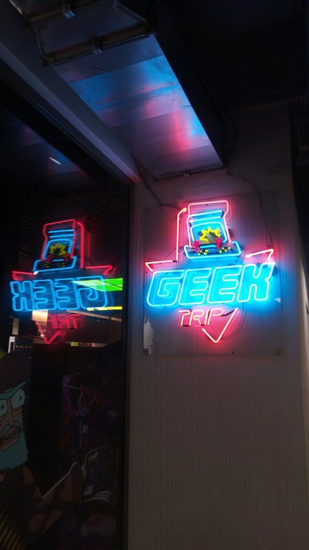 Магазин сыендука в питере. Фирменные наклейки. Магазин сыендука в питере. Geek trip. Наклейки в аркады.