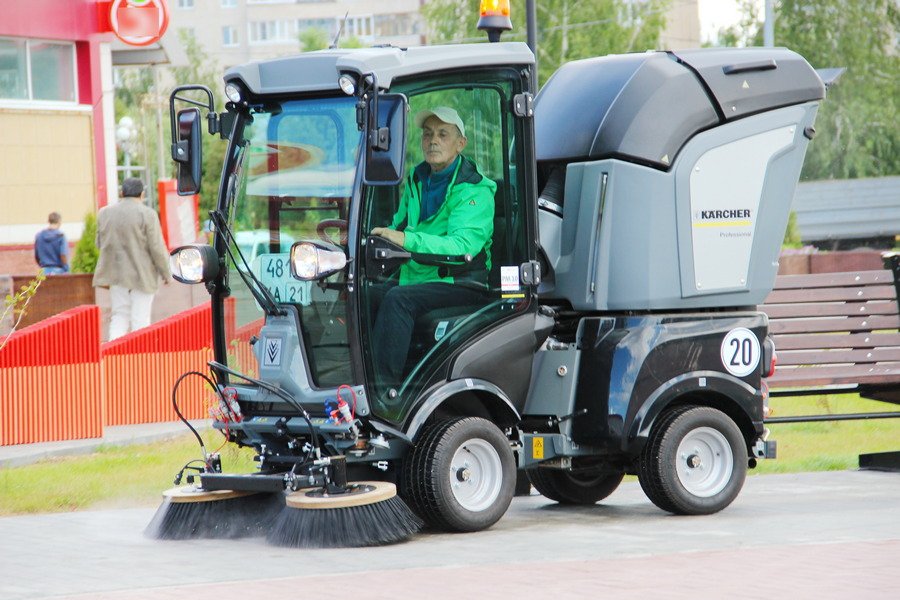 Техника для тротуара. Коммунальная машина Karcher MC 50 ADV. Машина уборочная Керхер подметально мт300. Машина уборочная Керхер подметально мт300мощность уборки. Karcher MC C MC 50 Advanced.