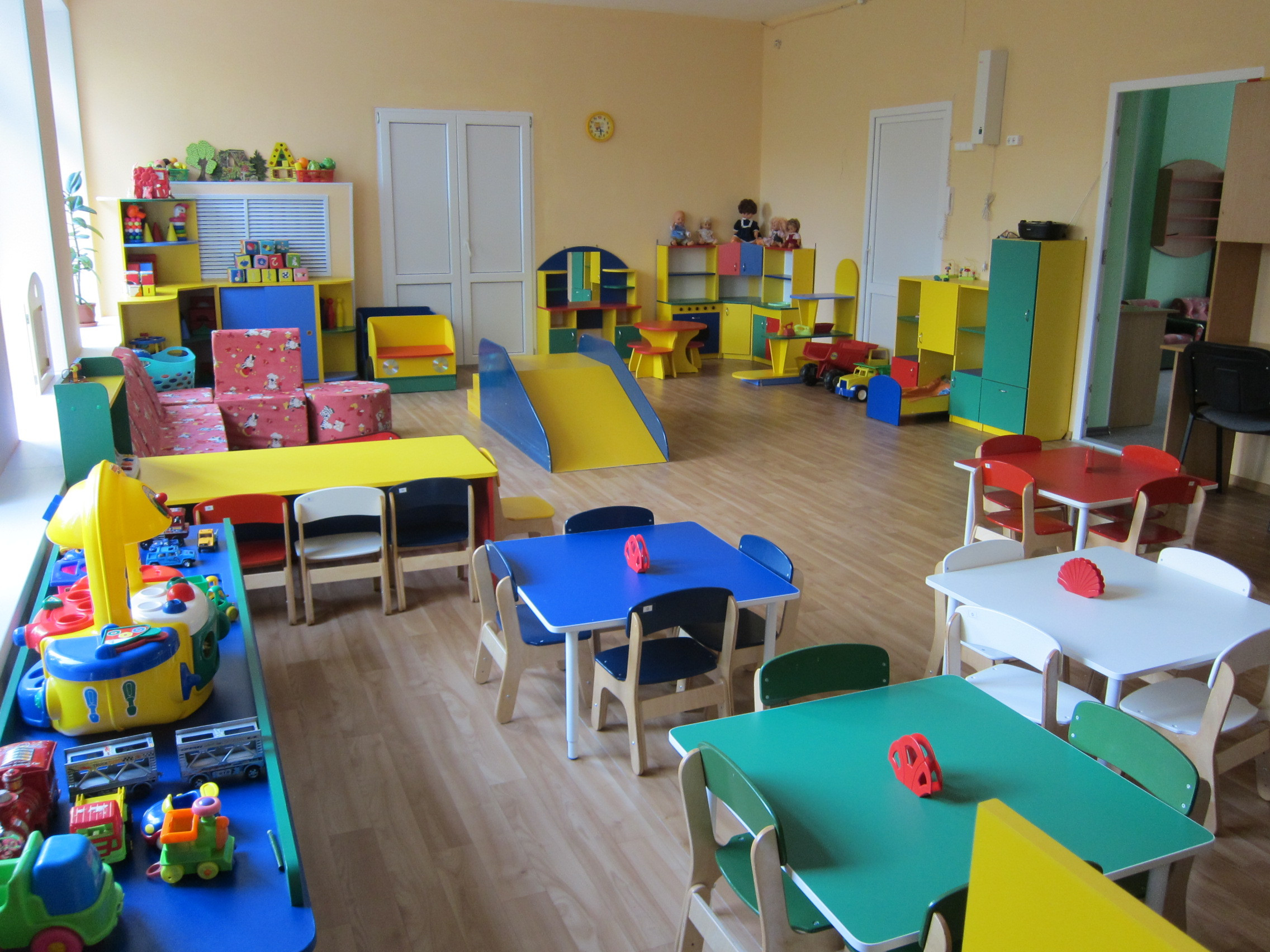 Место в детском садике. Мебель для детского сада. Современная мебель для детского сада. Группа детского сада. Мебель для группы детского сада.