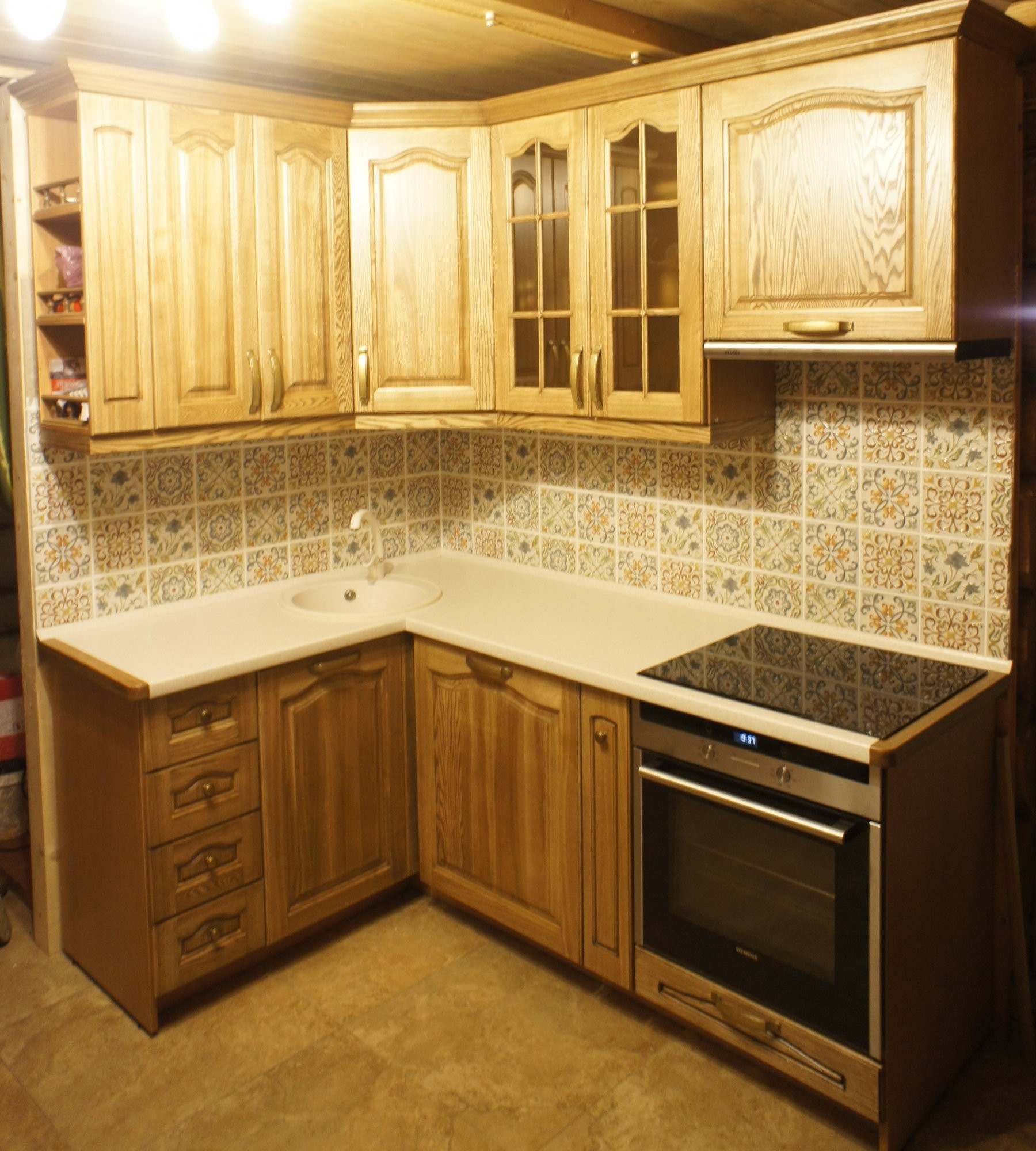 Кухни с большими газовыми плитами из массива ясеня