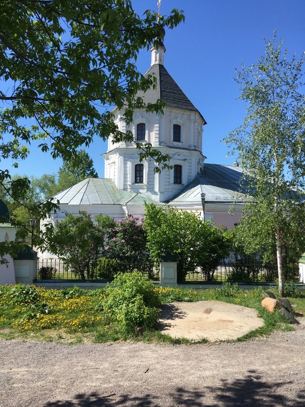 Укладка плитки в белой церкви