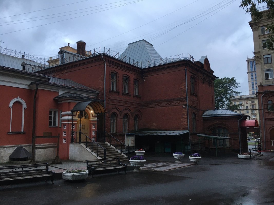 храм троицы при бывшей черкасской богадельне. протоиерей александр антипов. троицкая церковь на ленинградском проспекте 16. храм живоначальной троицы при черкасской богадельне. храм живоначальной троицы на ленинградском проспекте.