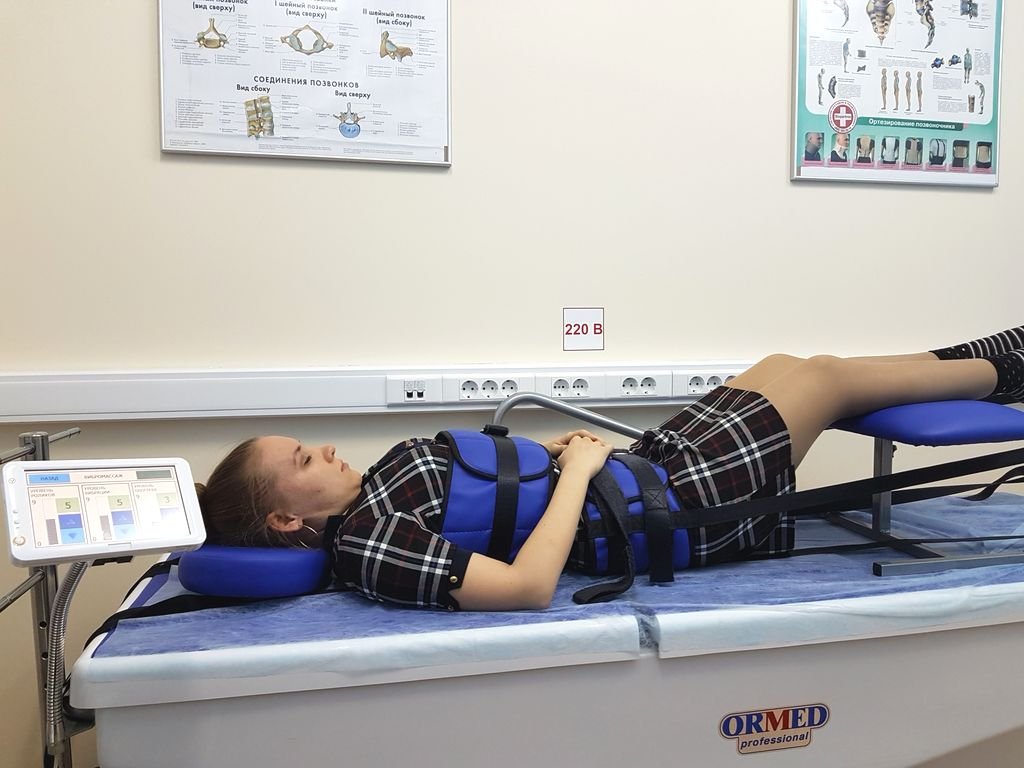 Лечение грыжи в больнице. Грыжа позвоночника поясничного отдела. Лечение грыжи в больнице. Подводное вытяжение позвоночника ormed. Реабилитация при переломе позвоночника.