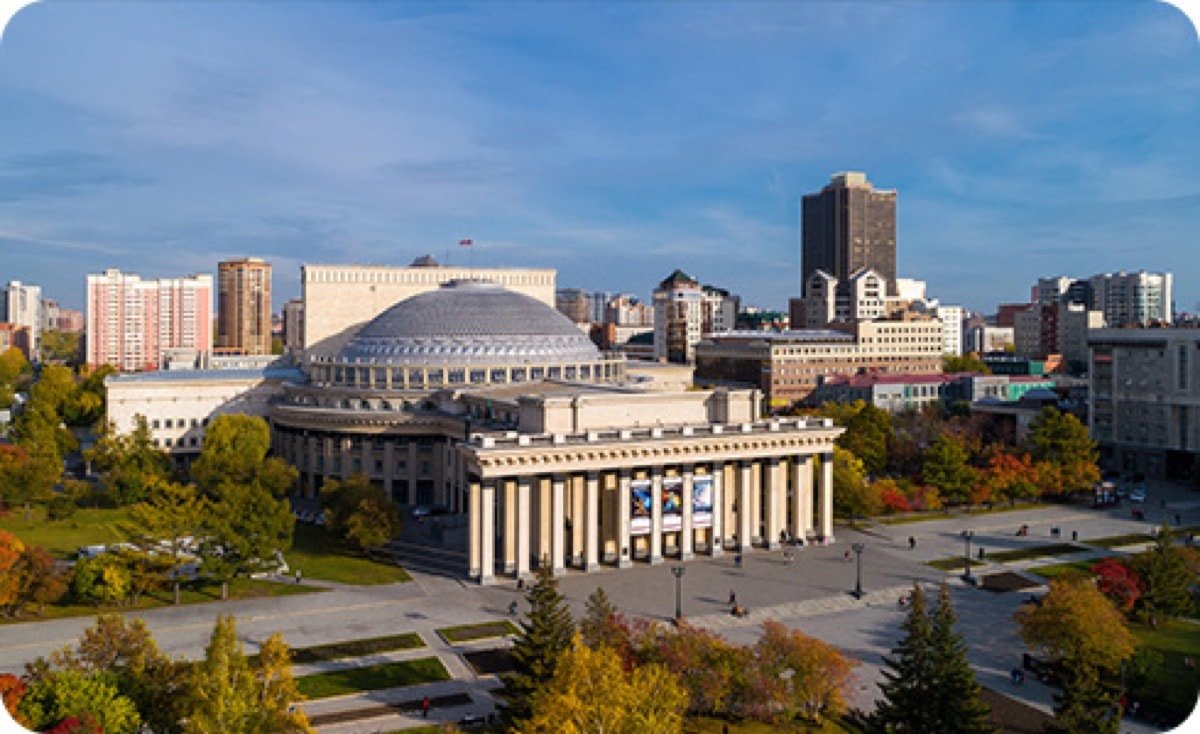 Новосибирск фотографии города. Город Новосибирск. Высота оперного театра в Новосибирске. Театр Новосибирск с высоты. Новосибирск оперный лето.