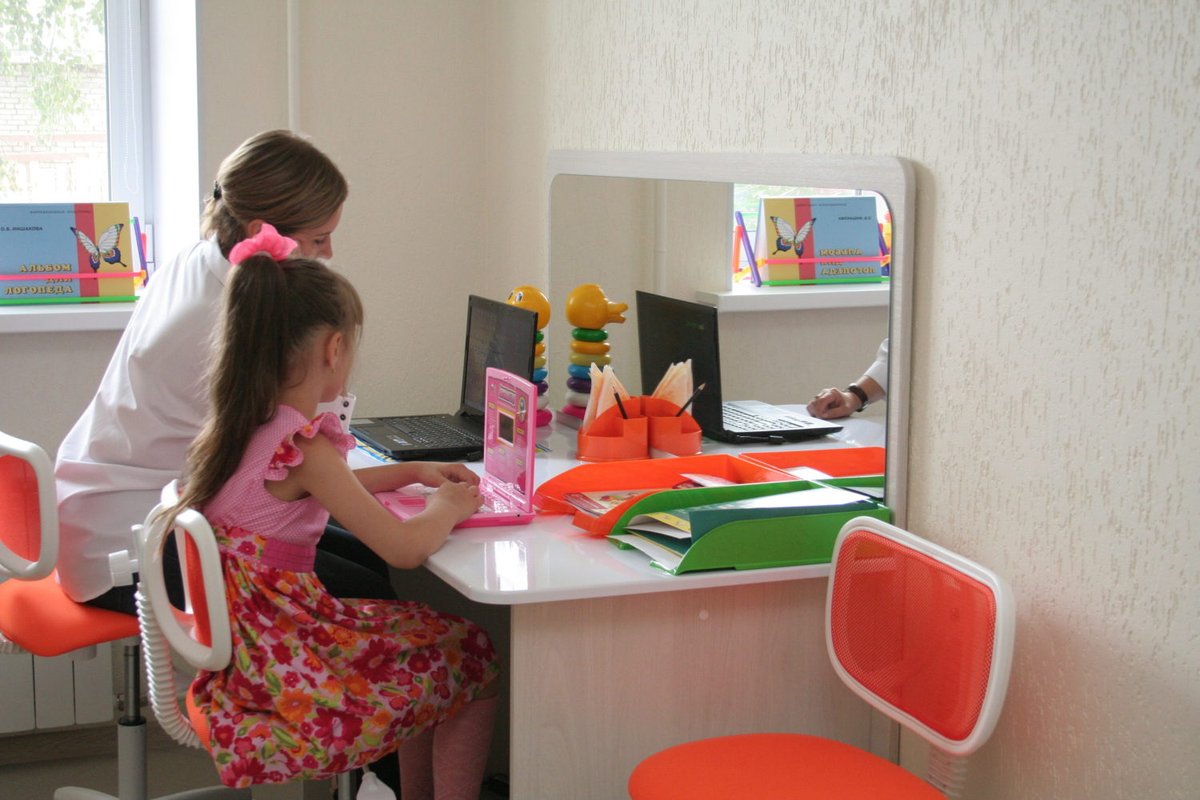 Логопед 45 Курган. Логопедический стол с зеркалом для детского сада. Стол парта логопедическая с зеркалом. Логопедические столы с зеркалом для детей. Логопед северное