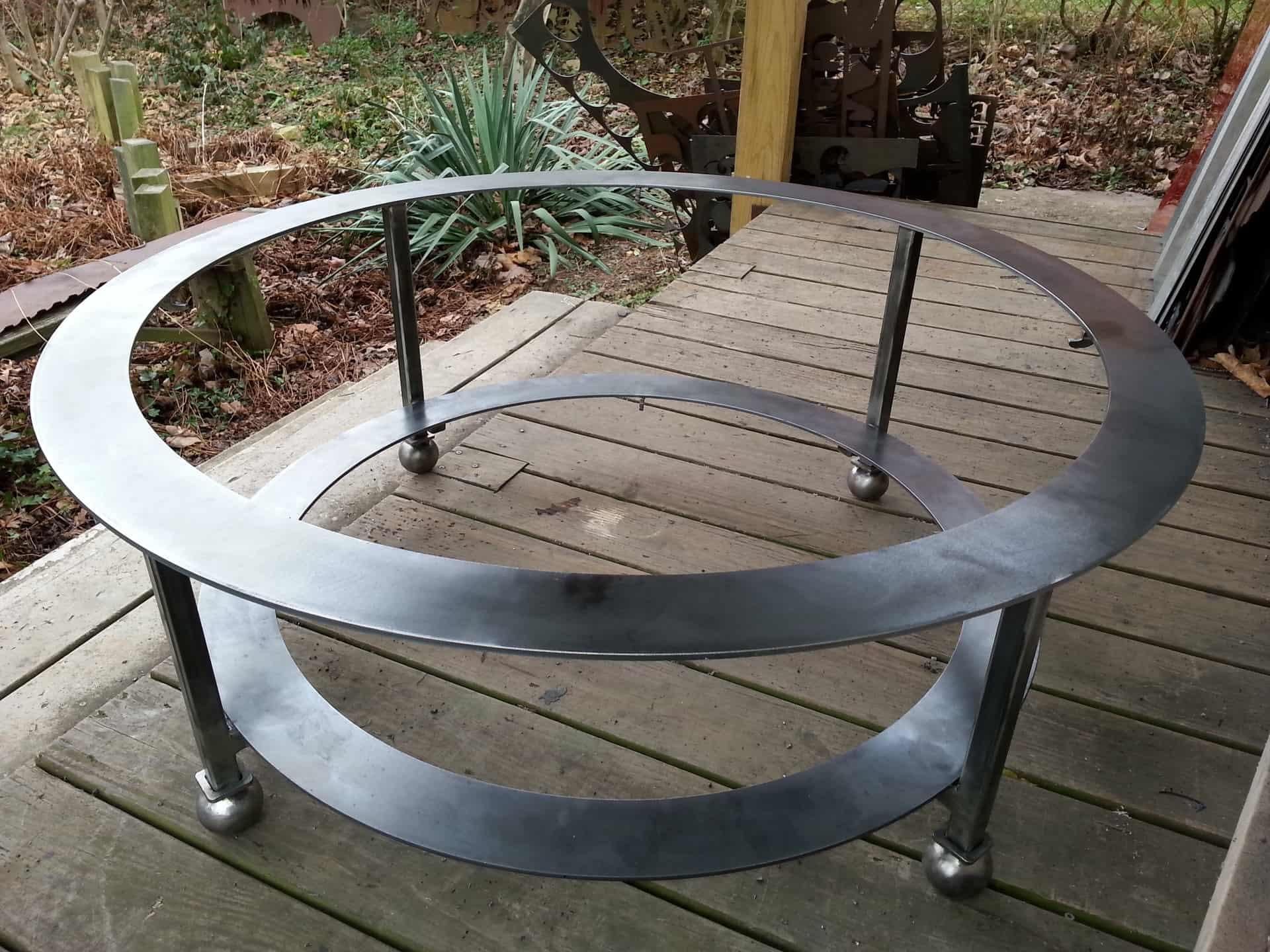 Основание полукруга. Столик из металла. Круглый столик из металла. Стол из профильной трубы. Круглый столик из нержавейки.