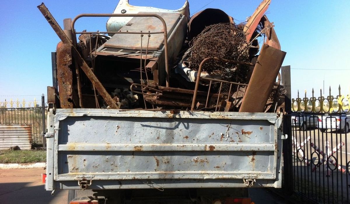 Машина груженная металлоломом. Вывоз отходов лома. Утилизация металлолома. Ломовозом вывоз металла. Вывозим металлолом.