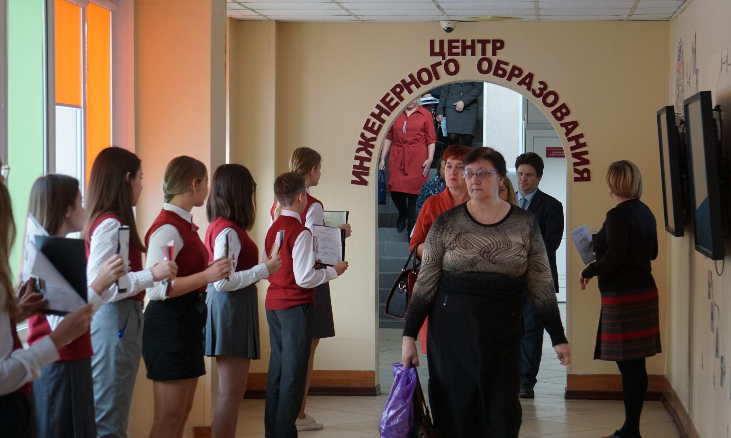 Сайт второй гимназии. 2 Новосибирская гимназия. ВНГ вторая Новосибирская гимназия. Вторая Новосибирская гимназия форма. Фото второй Новосибирской гимназии.