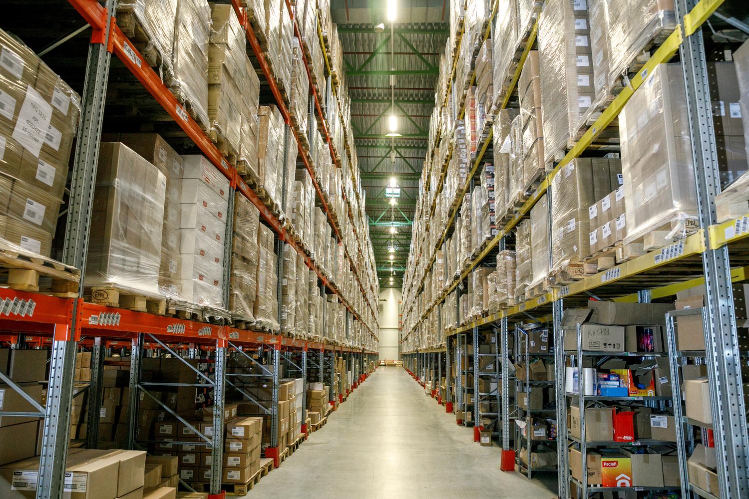Складские полки. Современный склад. Стеллаж для хранения. Стеллажи с коробками склад. Готовая продукция.