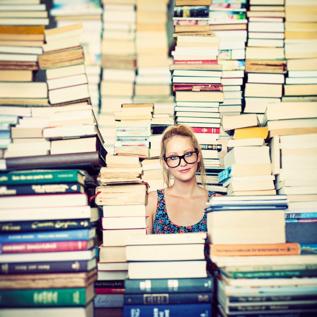 Пятистами книгами. Много книг. Студент с книгами. Девушка с книгой. Фотосессия с книгой.