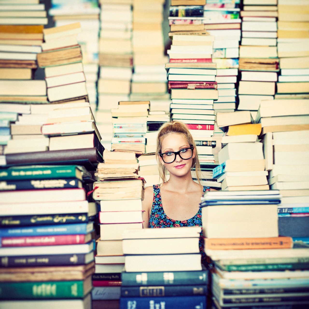 Какими другими книгами. Учеба книги. Девушка с кучей книг. Девушка с учебниками красивая. Студент с книгами.