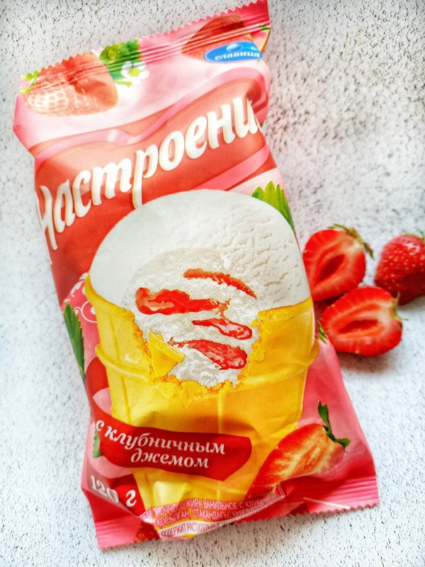 Мороженое с клубничным джемом