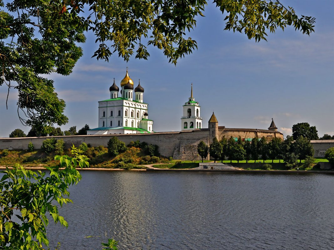 Псковский областной. Кремль от Пскова. Псковский Кремль ЕГЭ. Обои Псков. Обои на рабочий стол Псков.