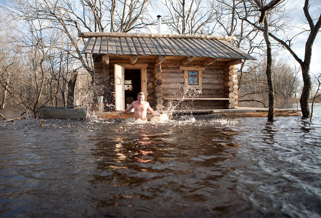 Баня на берегу озера