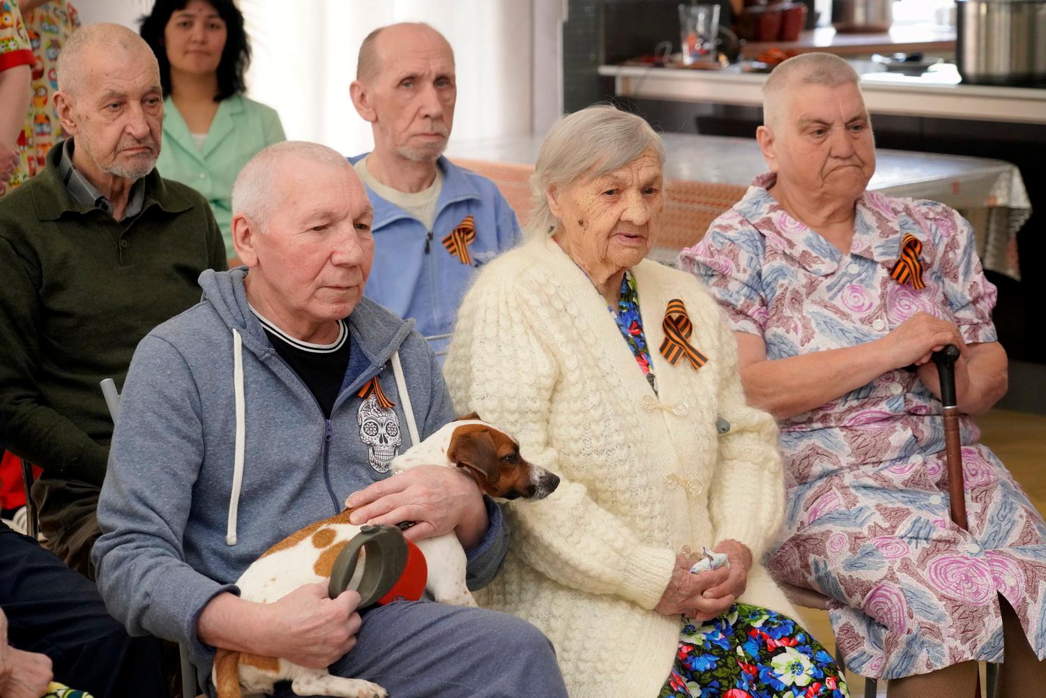 бабушка в пансионате. пансионат для престарелых бабушки и дедушки. дедушка в доме престарелых. пансионат для больных альцгеймера. пансионат бабушки-дедушки, самара.