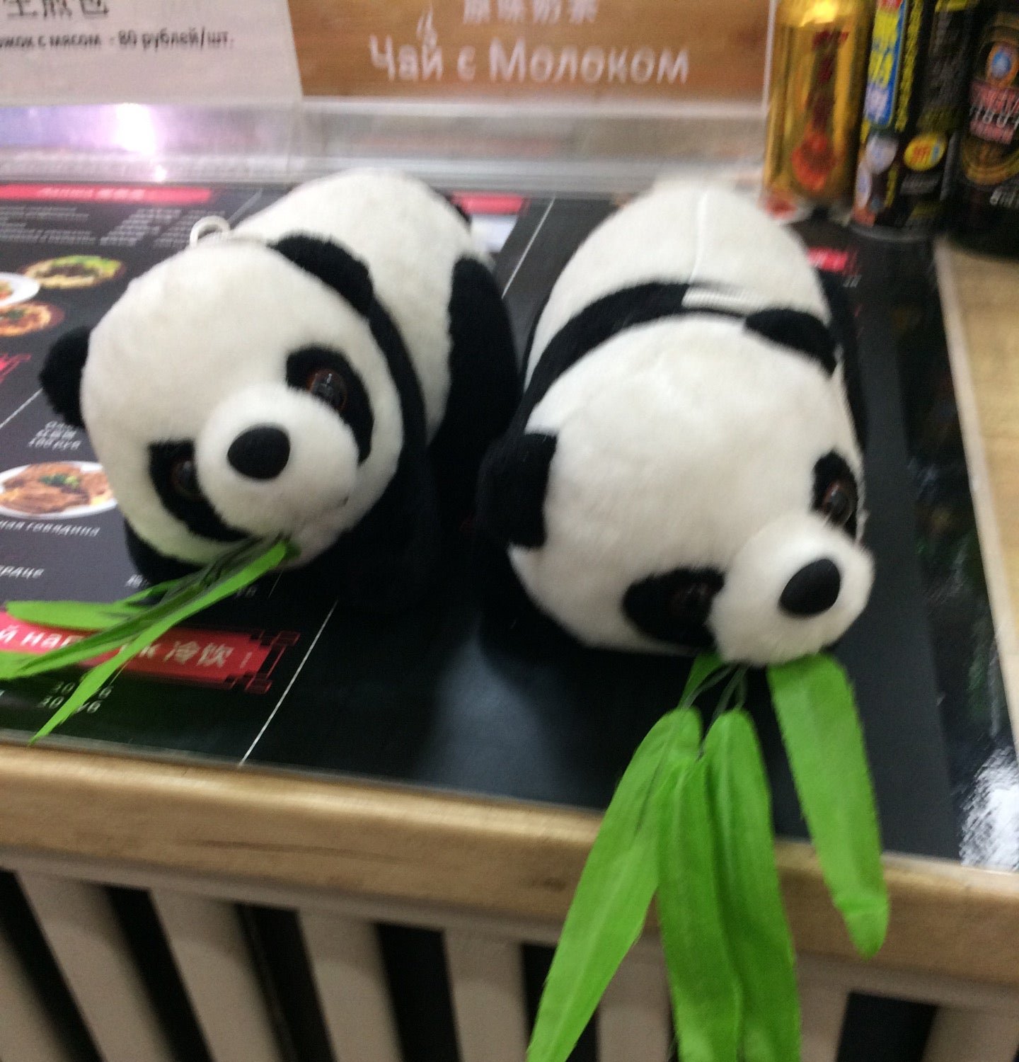 игрушка панда с красной кофтой. кафе с логотипом панды спб. панда спб. китайский супермаркет панда. питер панда.