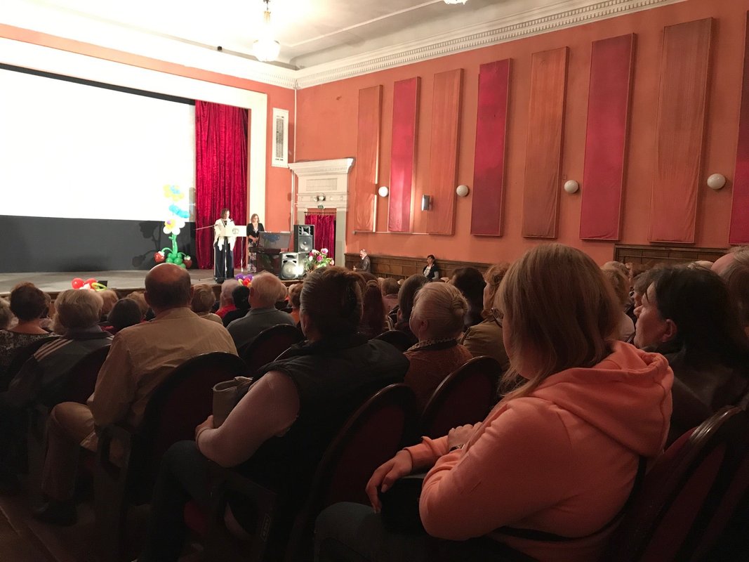 Кинотеатр петергоф. Кинотеатр Аврора СПБ зал. Кинотеатр Аврора Петергоф. Аврора кинотеатр СПБ залы. Директор кинотеатра Аврора.