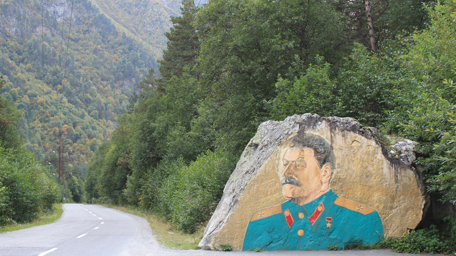 Портреты Сталина в Цейском ущелье