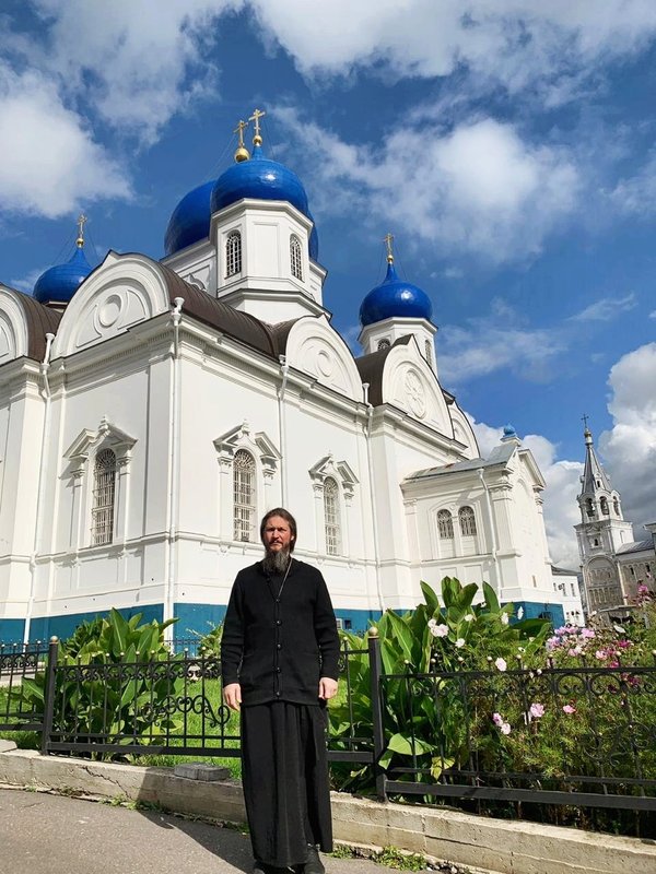 Летово храм архангела михаила. Храм Архангела Михаила в Летово. Храм Архангела Михаила Шарапово. Храм в Летово Михаила Архангела настоятель. Храм Михаила Архангела деревня Шарапово.