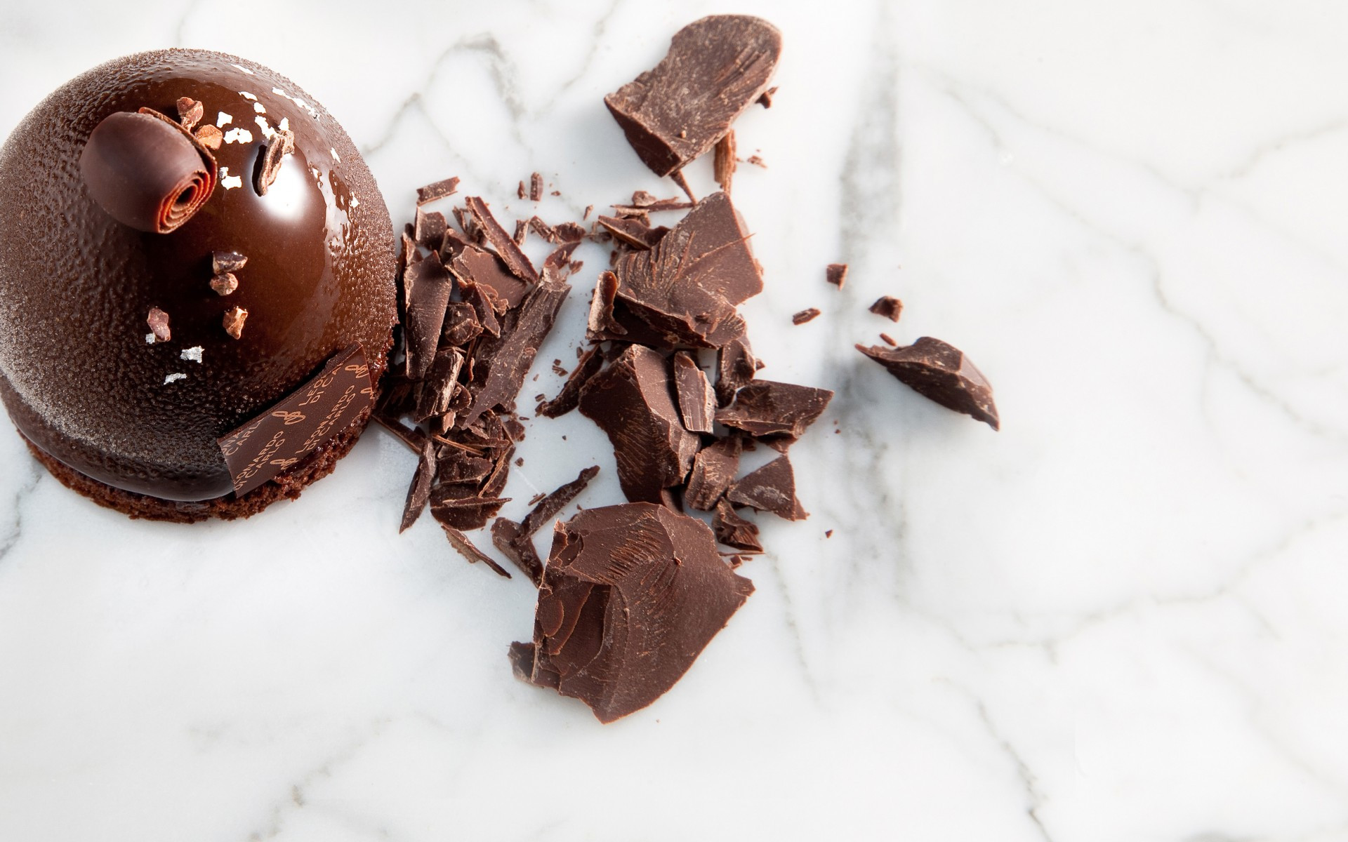 шоколадный велюр. велюр на молочном шоколаде. торт муссовый муссовый. искусственная кожа цвет шоколад. торт с велюровым покрытием.