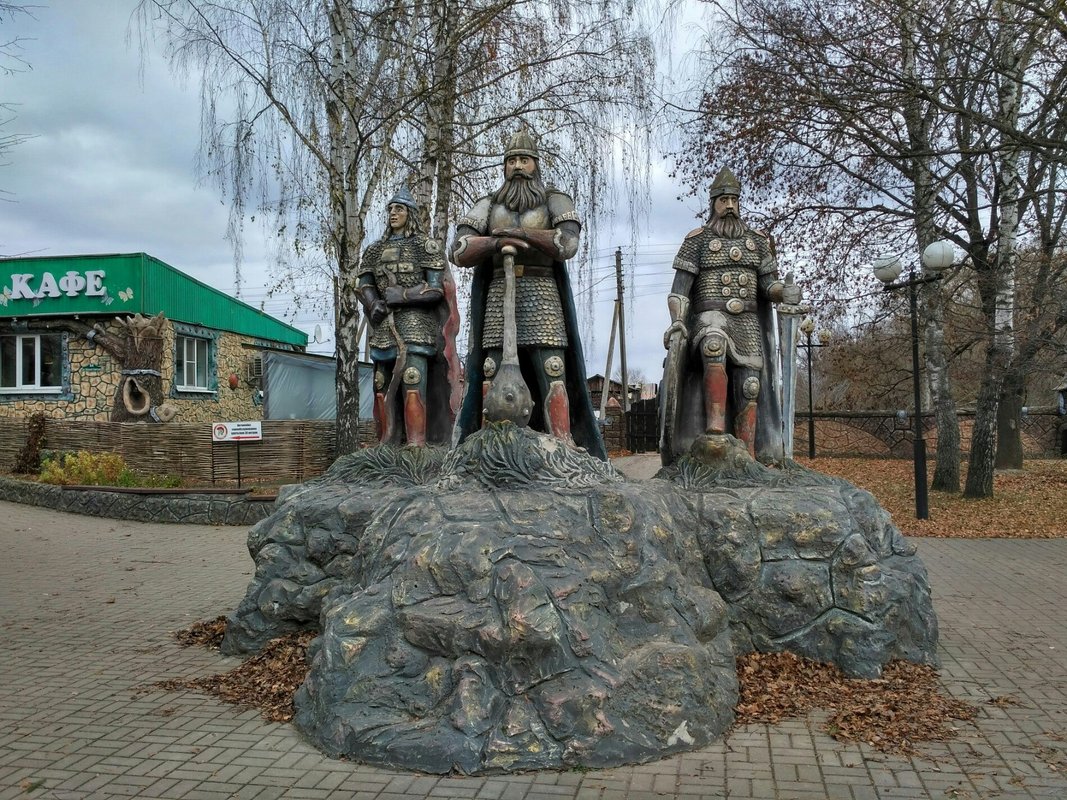 Козельск парк три богатыря. Калуга парк три богатыря. Парк 3 богатыря в Козельске. Козельск парк три богатыря фото. Три богатыря скульптура Красноярск.