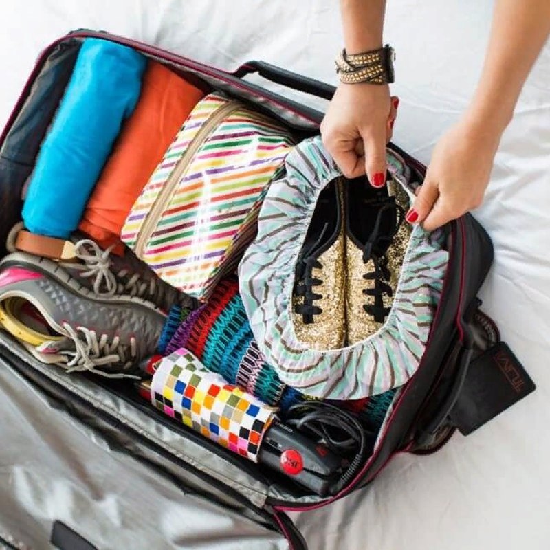 Что нужно положить в сумку. Вещи в поездку. Собранные вещи в путешествие. Собранный чемодан. Собираем вещи в поездку.