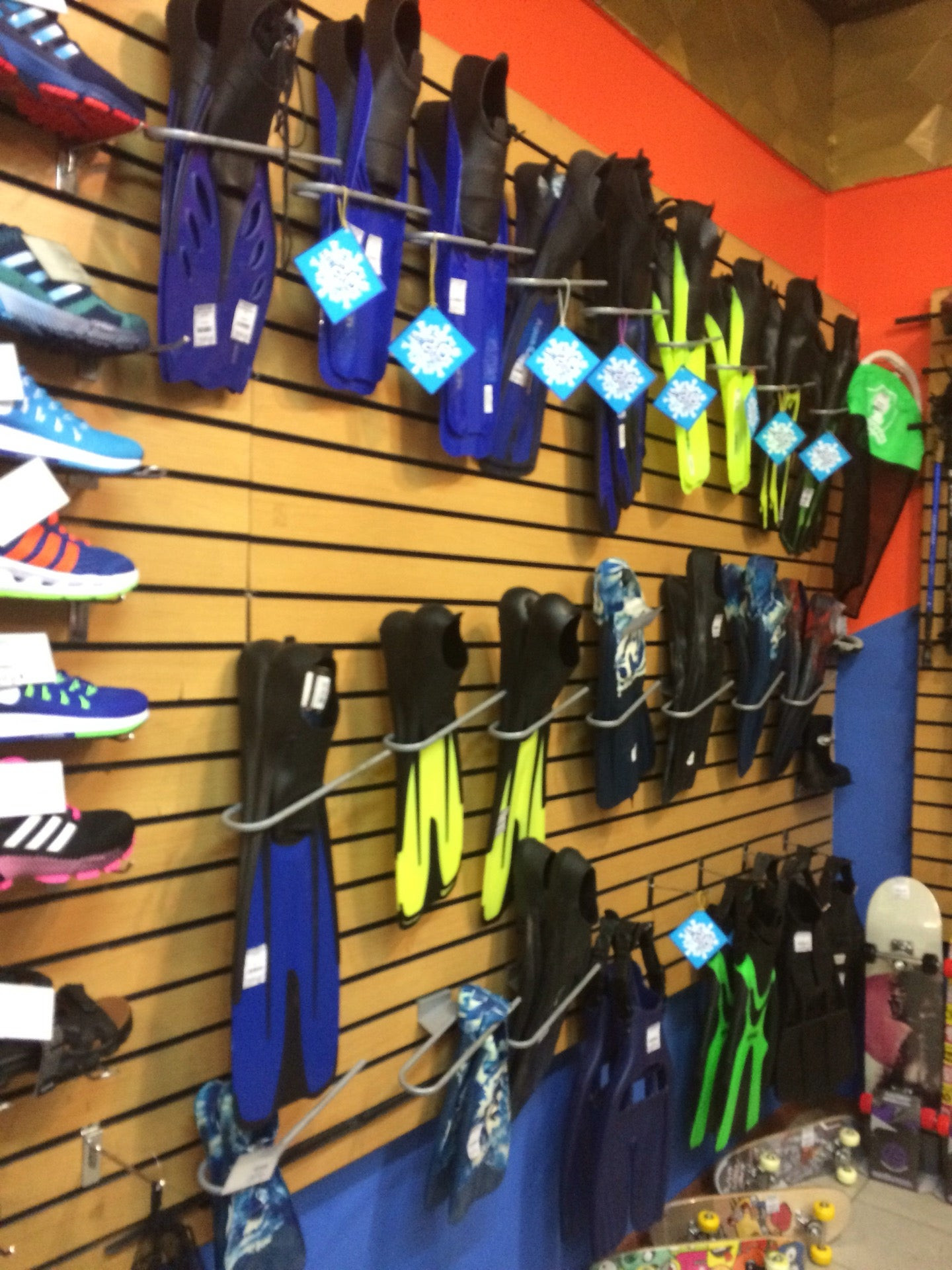 Спортивные магазины владивосток. Эркор Владивосток. Магазин Эркор Владивосток. Спортивный инвентарь Владивосток. Спортивные магазины Первомайский район.