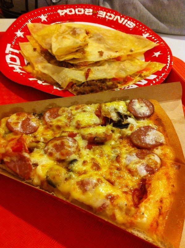 Yes pizza отзывы. Пиццерия Yes pizza сотрудники. Yes pizza вакансии ЗП. Yes pizza Baku. Сколько кусков в пицце от Yes pizza.