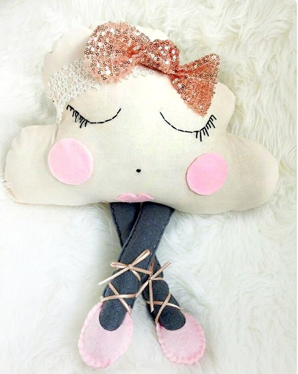 ассортимент магазина рукоделия. флористика и декор. цветные ленточки. оформление магазина рукоделия. ассортимент магазина подарков.