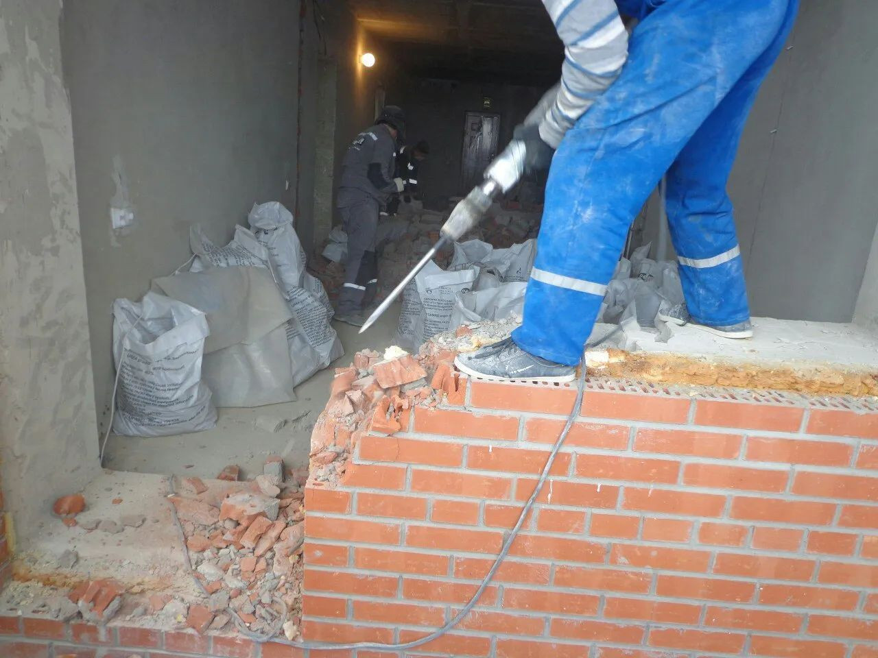 Демонтаж 01. Бетонолом на экскаватор. Демонтаж 01. Демонтаж 01. Демонтаж стен.