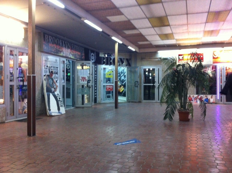 магазин кроссовок найк в калининграде. улица профессора баранова калининград. калининград дворы центр. улица профессора баранова 43 калининград кгту. магазин кроссовок калининград.