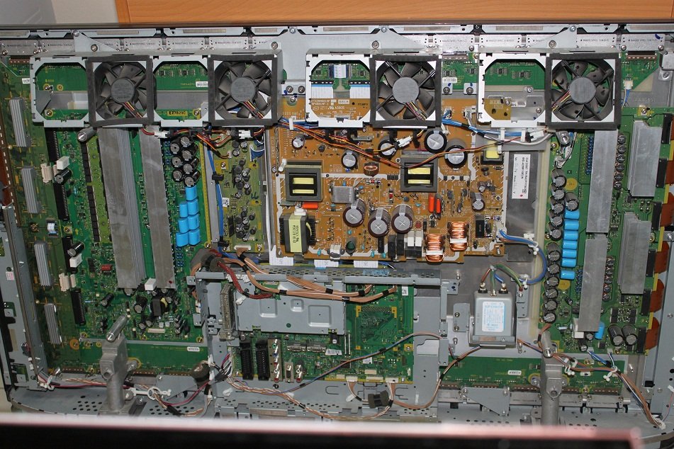 Неисправности плазменных телевизоров. Ремонт телевизоров. Неисправности плазменных телевизоров. Разобранный плазменный телевизор. Разобранный монитор.