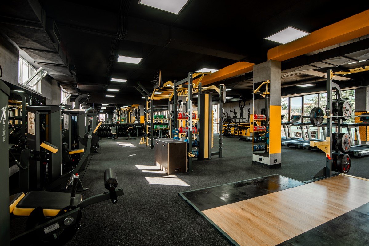 Современные фитнес. Современный тренажерный зал. Современный спортзал. Современный фитнес центр. Красивый спортзал.