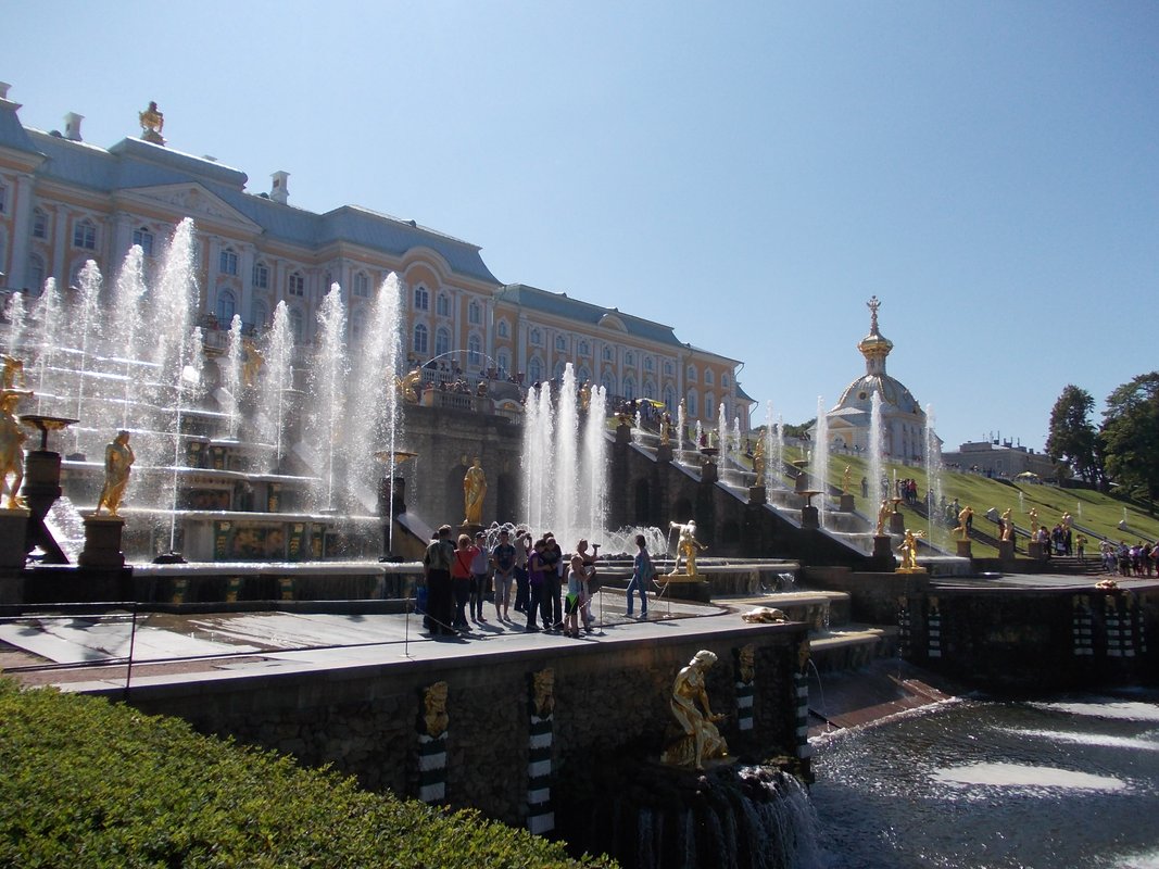 Петродворцовый районный санкт петербурга. Петергоф (дворцово-парковый ансамбль). Резиденция Петра 1 в Петергофе. Александрия Петергоф. Петергоф посещаемость.